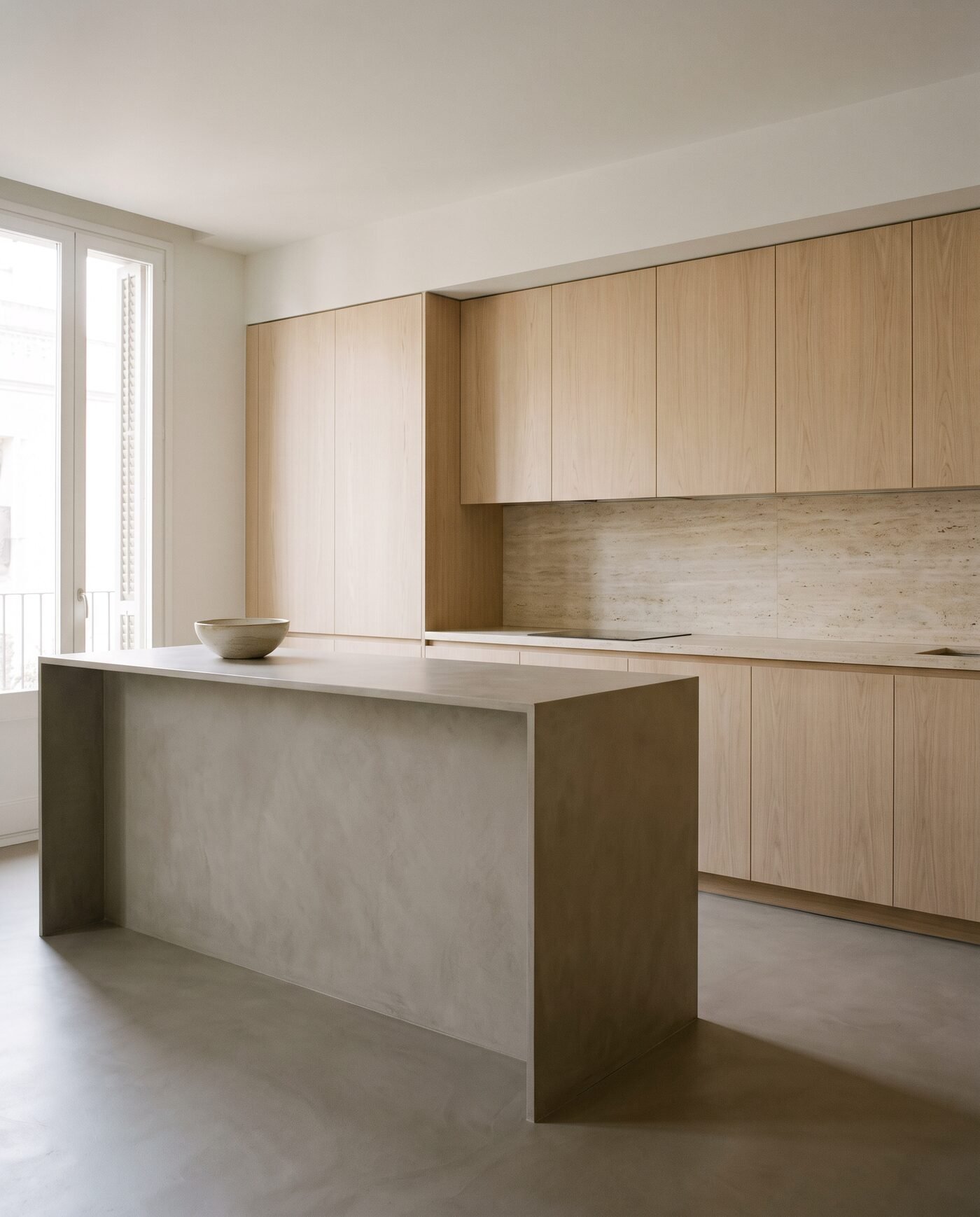 Cocina reformada con isla de microcemento